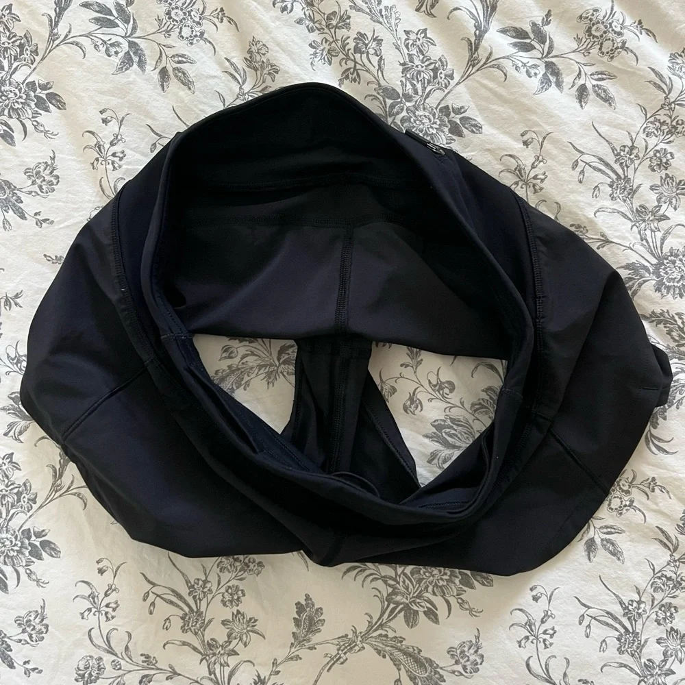 [SOLD] Lululemon Speed Up Shorts 2.5” Black - Picture 4 of 5